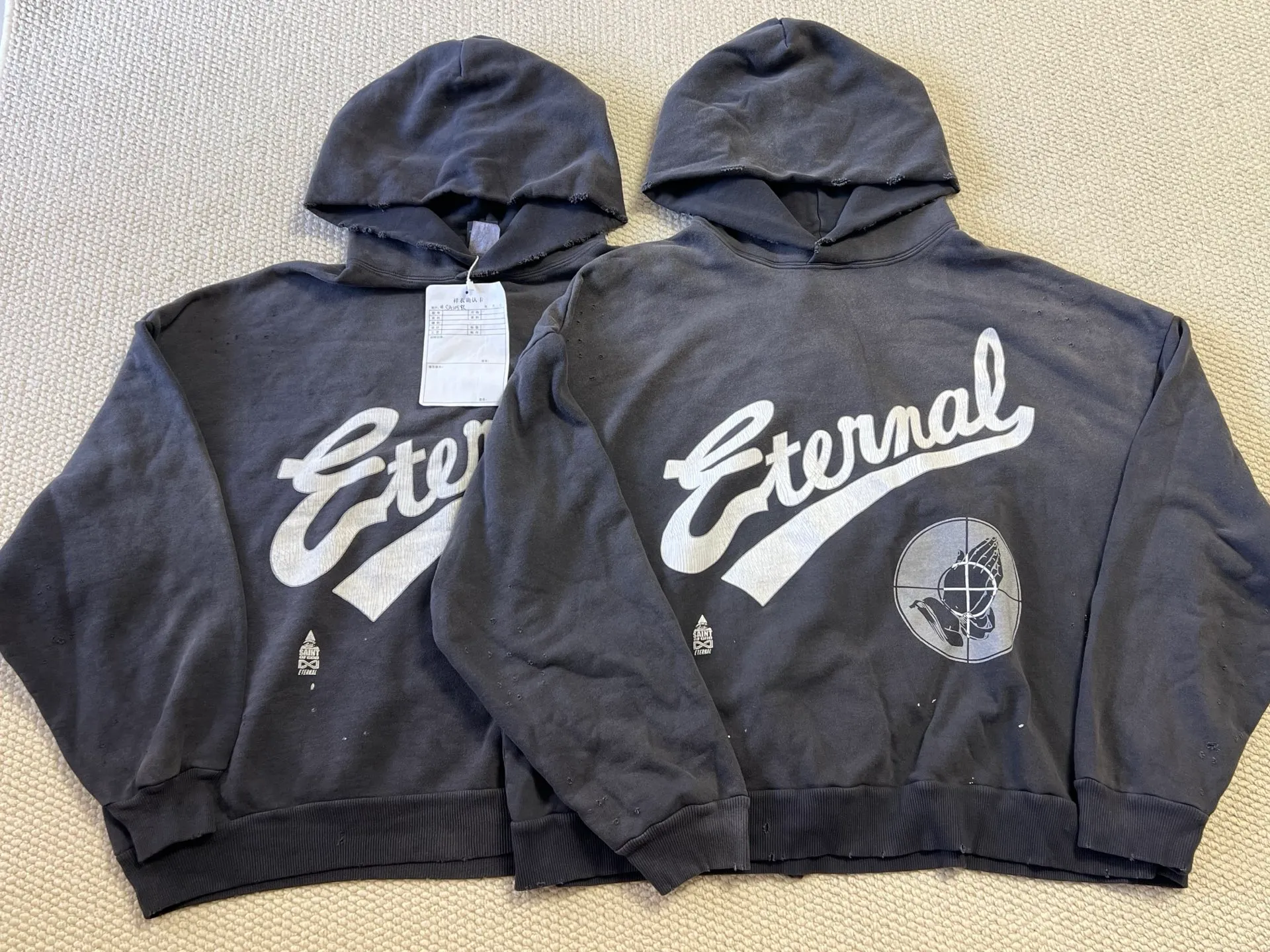 Pattern vs original SAINT Mxxxxxx × FEAR OF GOD FG_HOODIE/SNT OF GOD/BLK FOG joint model ETERNAL praying crosshair distressed hoodie. Washed black S-XL This season's hot and super popular joint model. The original version is the same. Spring and summer thin fabrics are comfortable on the upper body. The BOXY version with short fat and wide shoulder line is a fashion favorite. It has a high-end feel. Heavy washing and water fading technology. The horse is repositioned. Too much wear and damage and graffiti treatment. Correct version FOG co-branded main mark/wash mark/little angel mark
